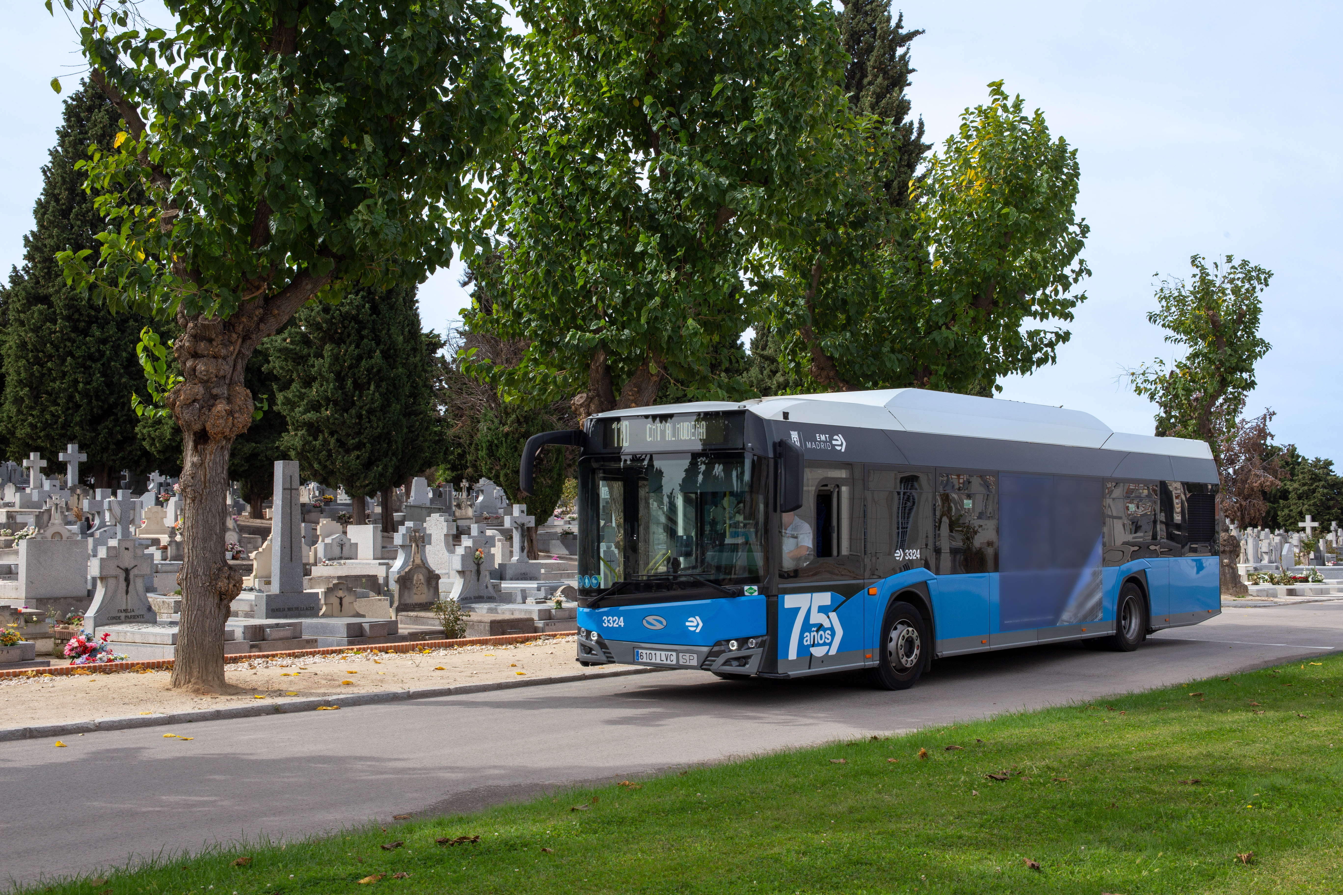 Imagen de archivo de un autob&uacute;s de la EMT que presta servicio a los cementerios